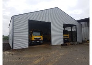 industriële hangar of schuur voor voertuigen